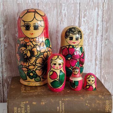 Old World Vintage Russian Nesting Dolls Set